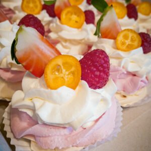 Pavlova s ovocným rozvarem