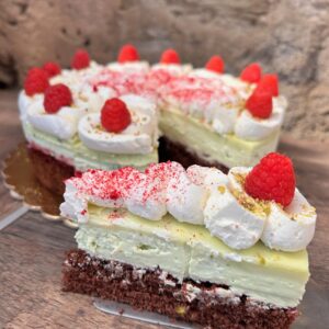 Pistáciový dort s malinami