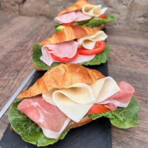 Croissant se Schwarzwaldskou šunkou a sýrem