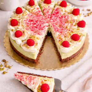 Pistáciový dort s malinami